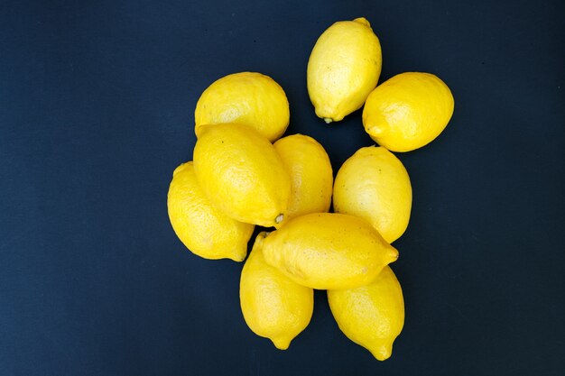 Citron frais sur fond noir. Fermer.