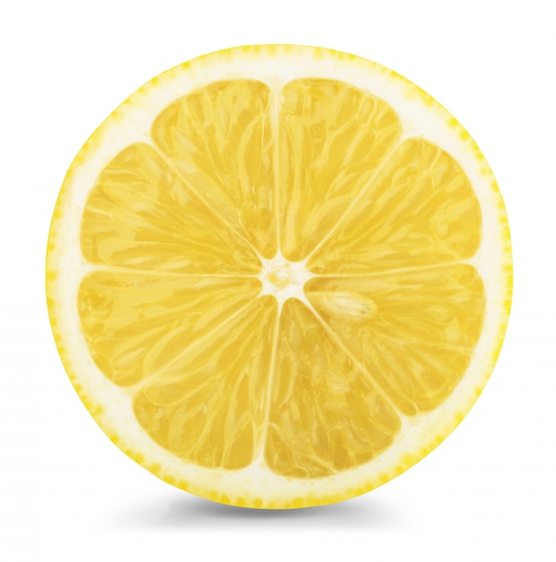 Citron frais isolé sur blanc