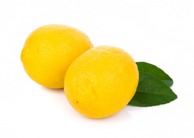 Citron frais isolé sur blanc