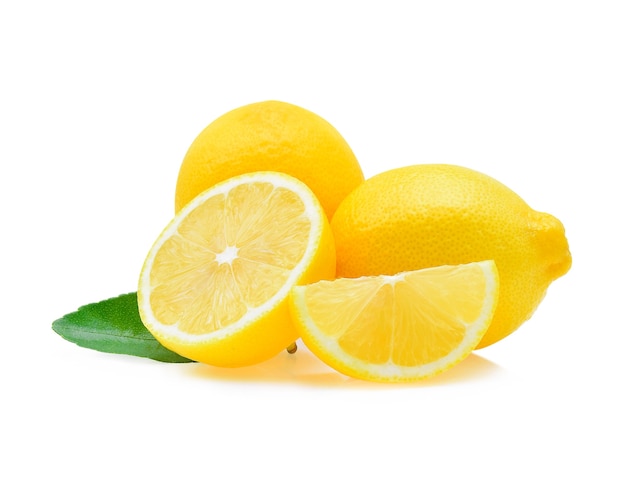 Citron frais isolé sur blanc