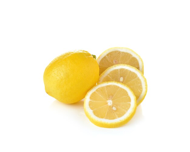 Citron frais isolé sur mur blanc