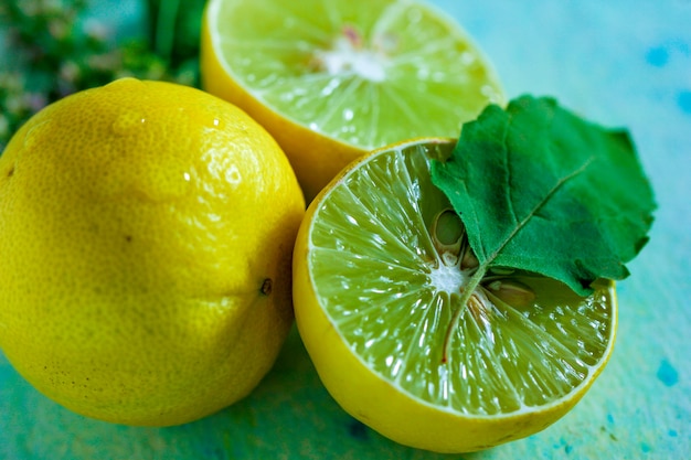 citron frais jaune et vert sur fond bleu