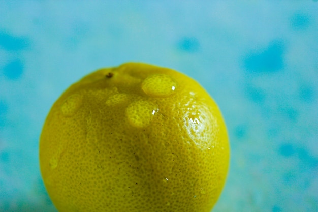 citron frais jaune et vert sur fond bleu