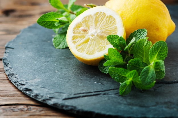 Citron frais et menthe verte sur la table