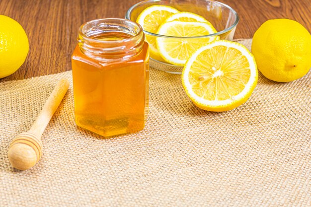 Citron frais et miel sur la table