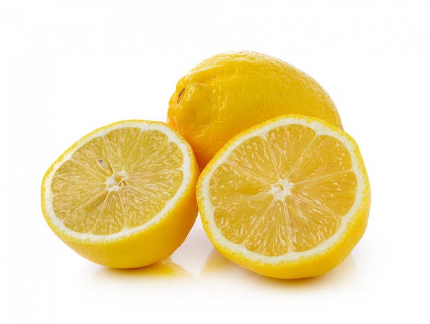 Citron frais sur un mur blanc