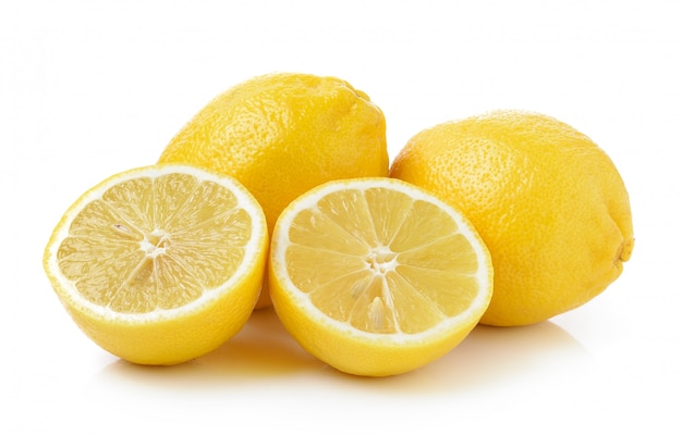 Citron frais sur un mur blanc