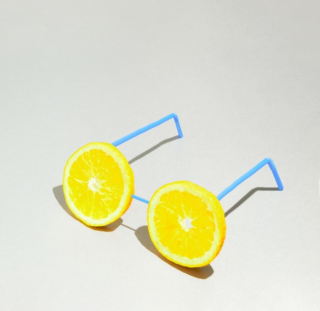 Citron frais tranché en forme de lunettes de soleil Concept d'été minimal Conception d'œuvres d'art