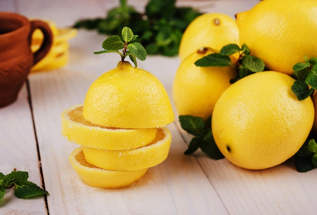 Citron frais tranché sur la table en bois