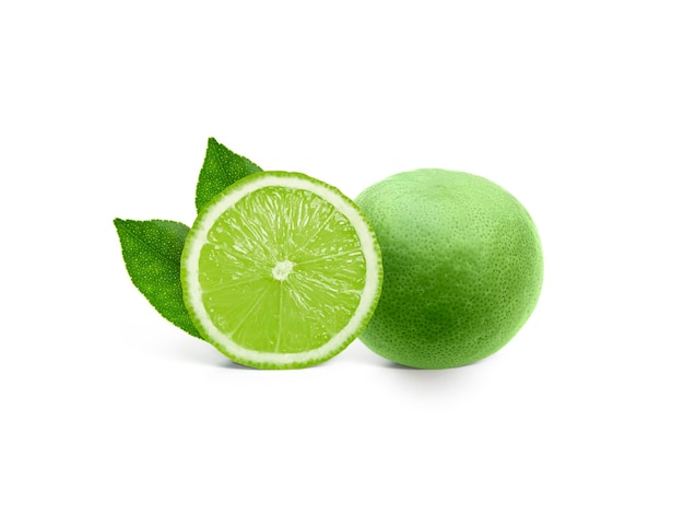 Citron frais et tranches isolés sur fond blanc