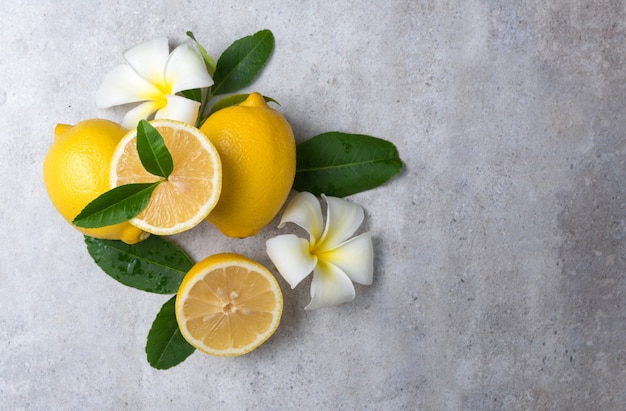 citron frais en tranches sur la pierre de marbre blanc