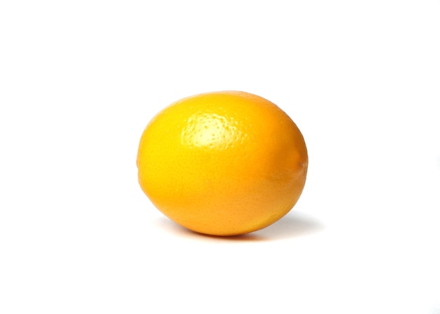 Un citron fruit isolé sur fond blanc