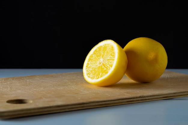 Photo citron fruit sur une planche à découper sur fond noircontexte pour les concepteurscopier l'espace