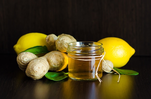 Citron, gingembre, miel à boire pour renforcer l'immunité
