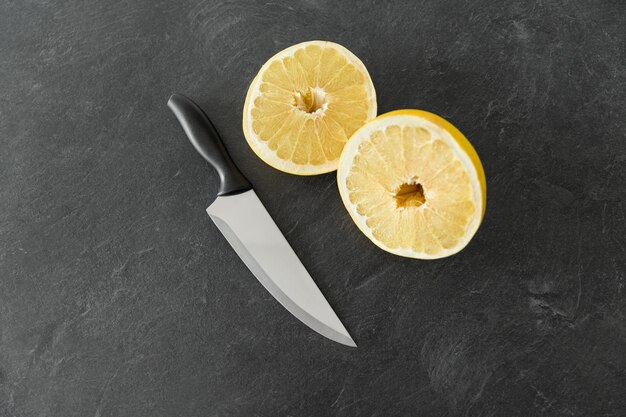 un citron haché et un couteau sur la table