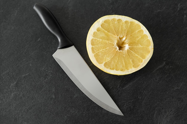 un citron haché et un couteau sur la table