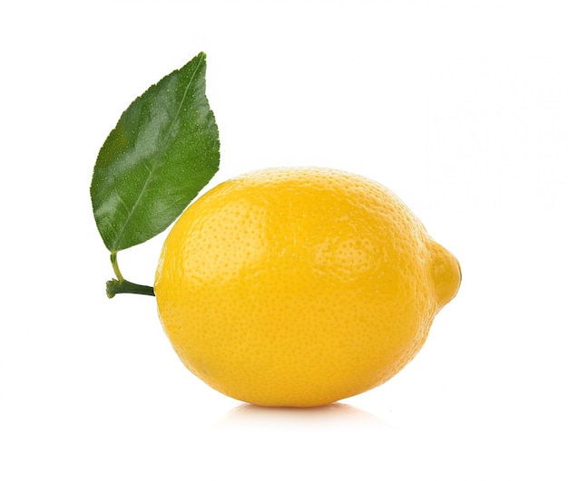 Citron isolé sur fond blanc