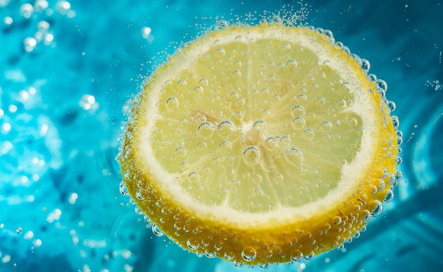 citron jaune avec des bulles dans l'eau claire