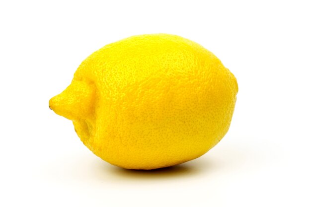 Citron jaune frais isolé