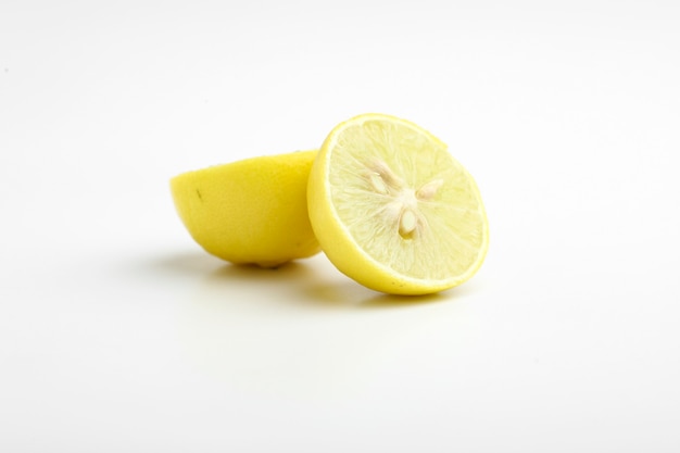 Citron jaune frais sur une surface blanche