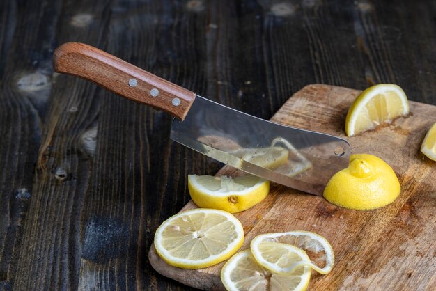 Citron jaune mûr coupé en morceaux