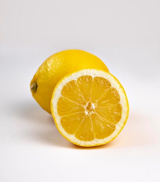 Citron jaune vif sur fond blanc