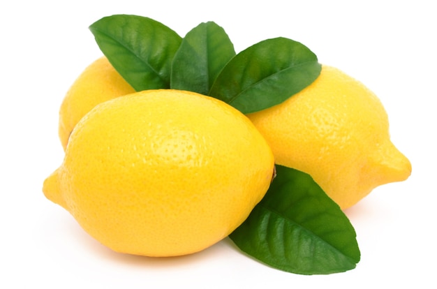 Citron juteux sur une surface blanche