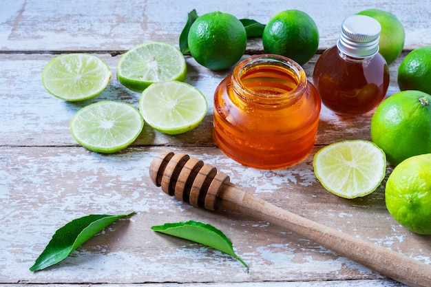 Citron et miel sur un fond en bois