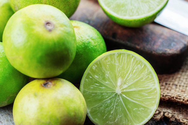 Citron moitié sur le plancher en bois.