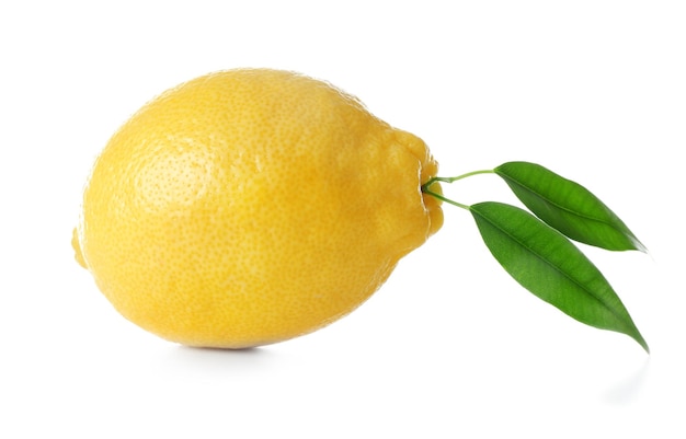 Citron mûr sur fond blanc