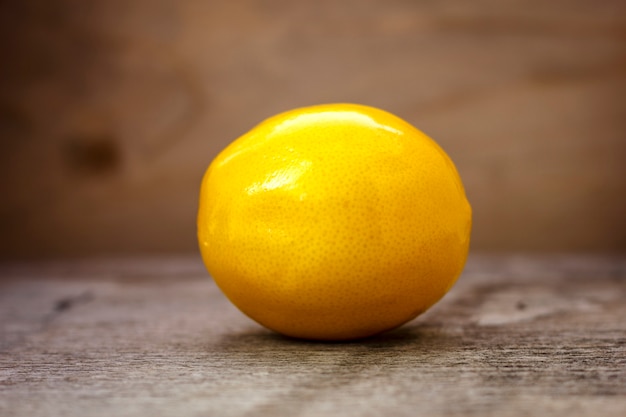 Citron mûr sur une table en bois sur un fond marron