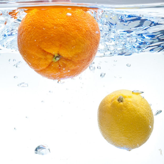 Citron et orange dans l'eau