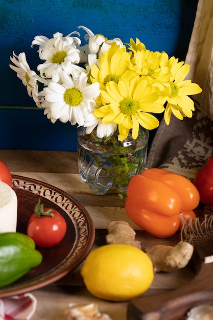 Citron, poivrons et gingembre sur la table en bois