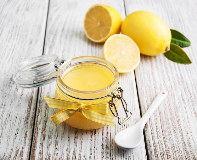 Citron en pot de verre avec citrons frais