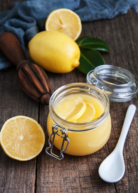 Citron en pot de verre avec citrons frais