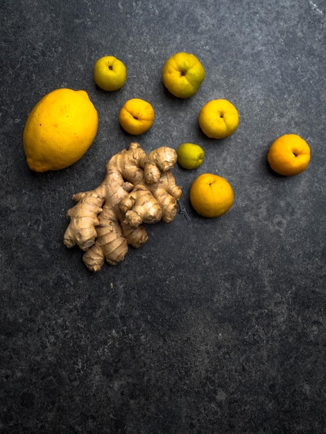 Citron racine de gingembre et cydonia sur fond gris à plat