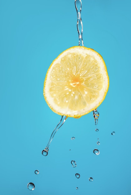 Citron avec son propre jus sur fond bleu