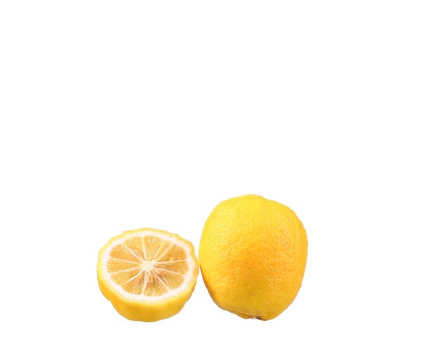 Citron et une tranche de citron sur fond blanc