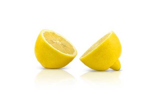 Un citron tranché isolé sur fond blanc