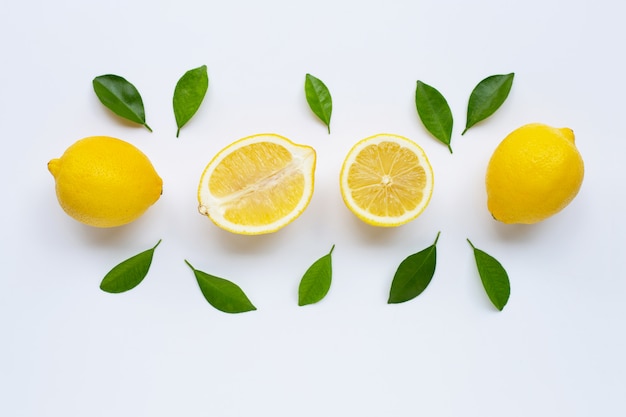 Citron et des tranches avec des feuilles isolés sur blanc.