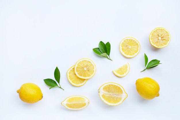 Citron et des tranches avec des feuilles isolés sur blanc.