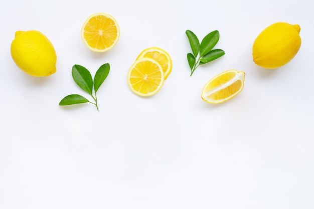 Citron et des tranches avec des feuilles isolés sur blanc.