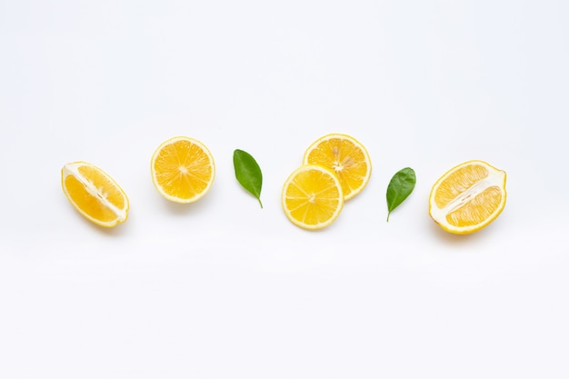 Citron et des tranches avec des feuilles isolés sur blanc.