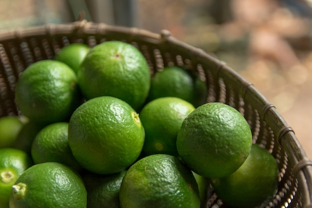 Citron vert agrumes sur fond de panier de bambou