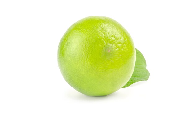 Citron vert entier isolé sur blanc