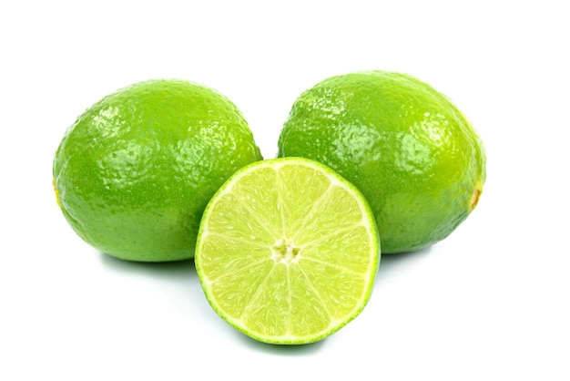 Citron vert frais coupé en deux isolé sur fond blanc