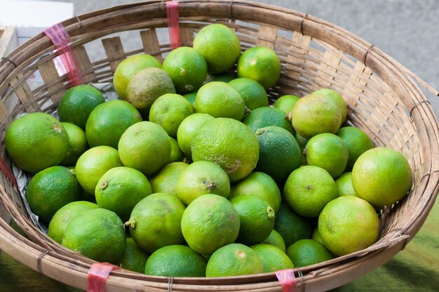 Citron vert frais dans le panier au marché thaïlande asie