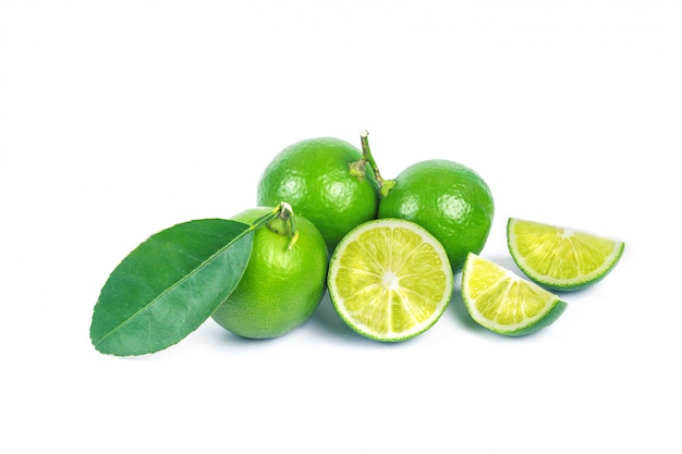 Citron vert frais sur fond blanc