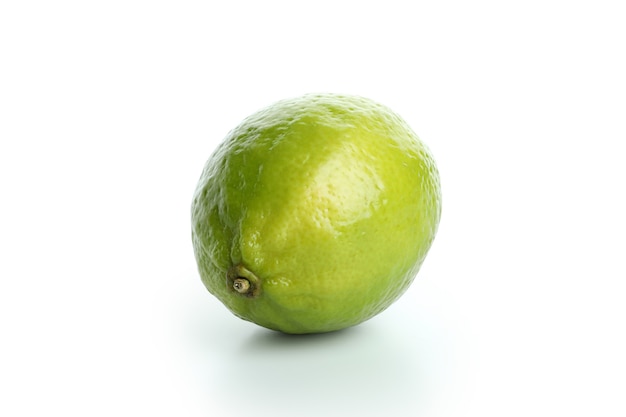 Citron vert frais isolé sur blanc