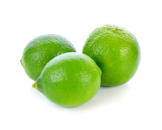 Citron vert frais isolé sur un blanc